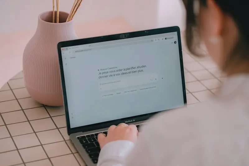 Personne qui échange avec un assistant sur son ordinateur portable